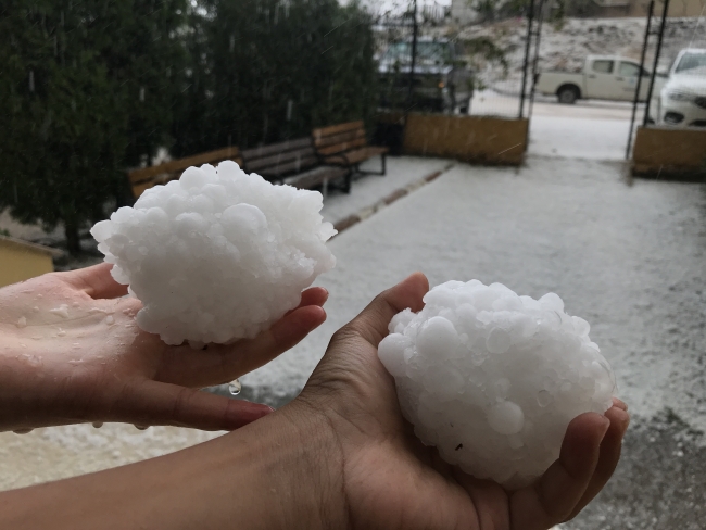 Mersin'de şiddetli yağış ve dolu hayatı felç etti
